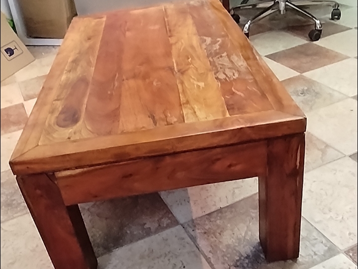 Ukrasni stol za dnevni boravak