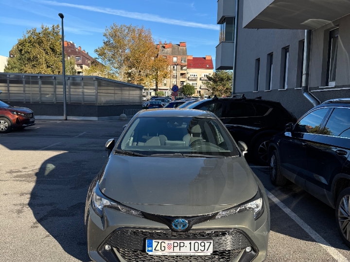 Toyota Corolla 1.8 hybrid 2023. god.