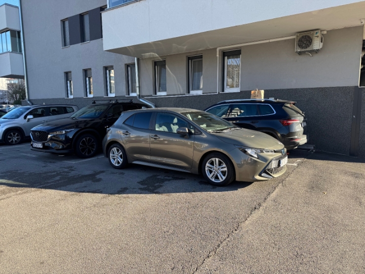 Toyota Corolla 1.8 hybrid 2023. god.