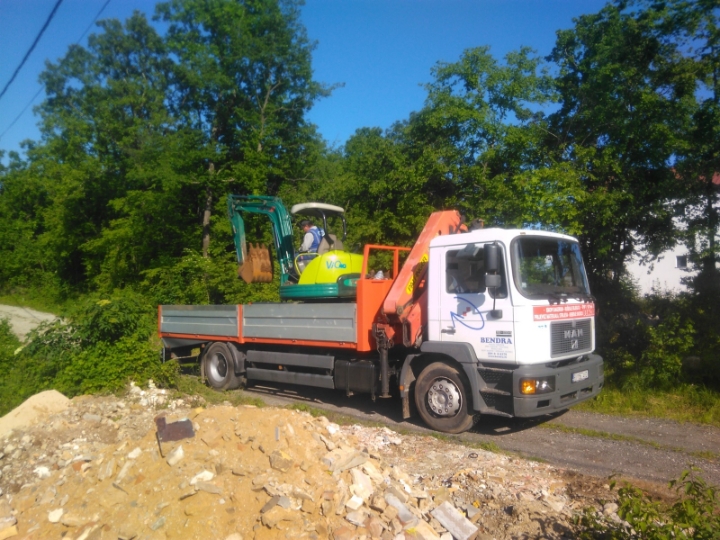 Kamion s dizalicom za prijevoz