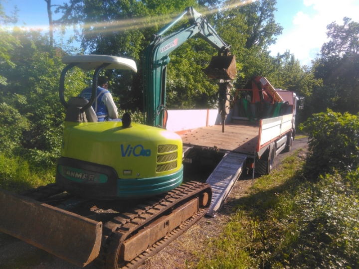 Kamion s dizalicom za prijevoz