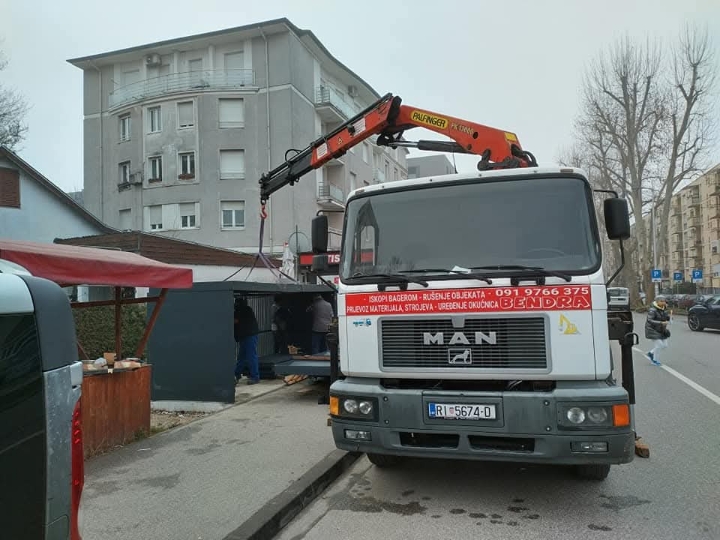 Kamion s dizalicom za prijevoz