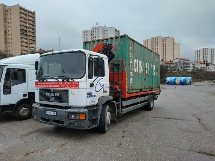 Kamion s dizalicom za prijevoz