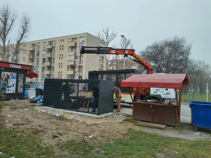 Kamion s dizalicom za prijevoz