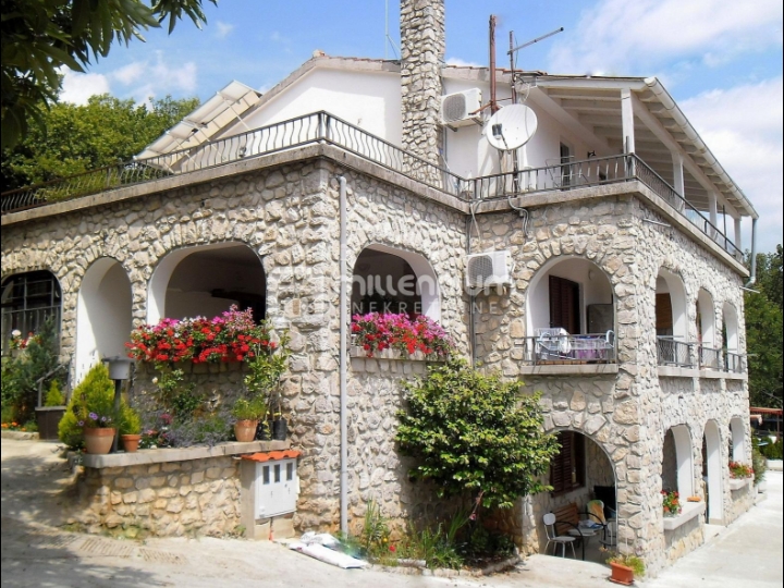 Lovran, 380m2, kuća sa 7 apartmana i velikom okućnicom