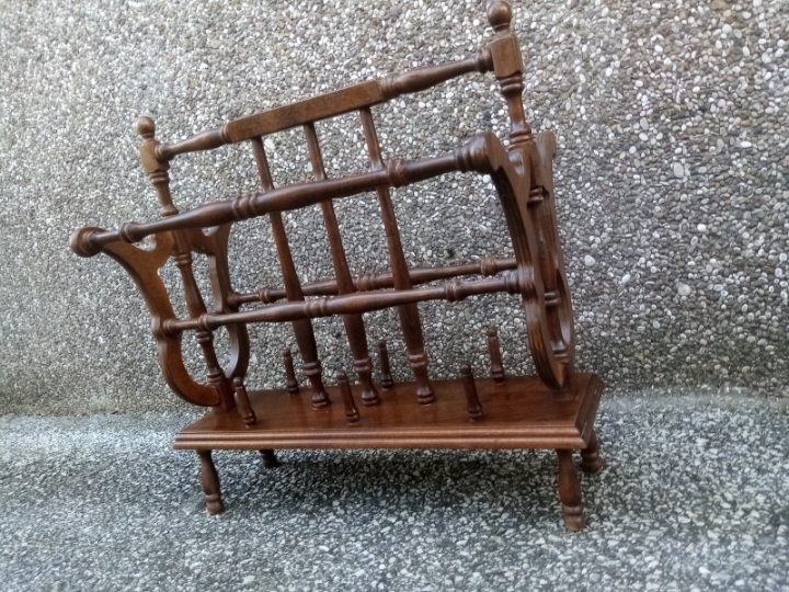 Stalak za novine tonet