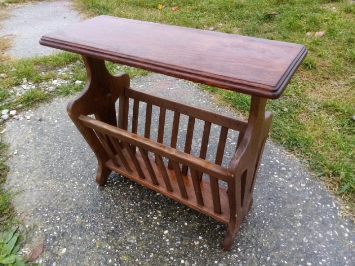 Stalak za novine tonet