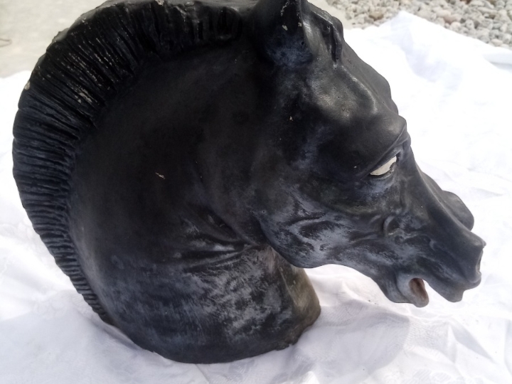 Skulptura glava konja, dim. 40 x 45 cm