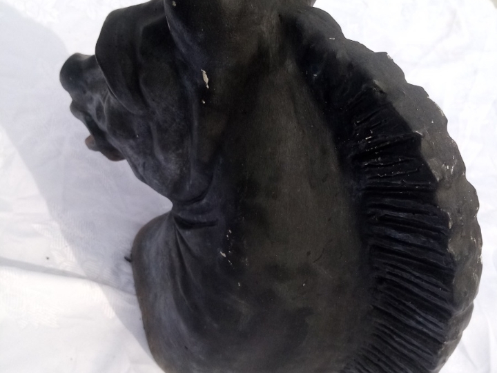 Skulptura glava konja, dim. 40 x 45 cm