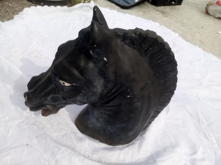 Skulptura glava konja, dim. 40 x 45 cm