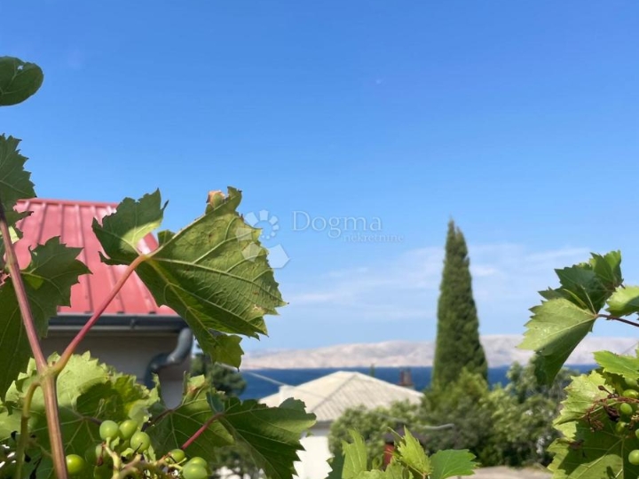 Senj, kuća s dva stana i okućnicom.