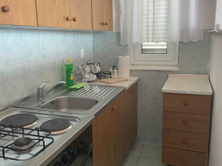 Senj, kuća s dva stana i okućnicom.