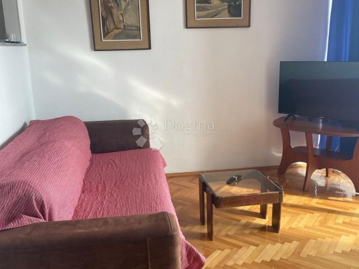 Senj, kuća s dva stana i okućnicom.