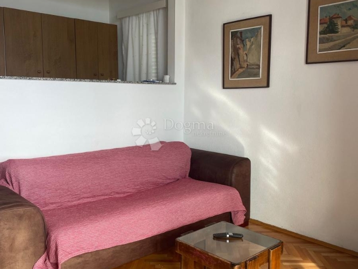 Senj, kuća s dva stana i okućnicom.