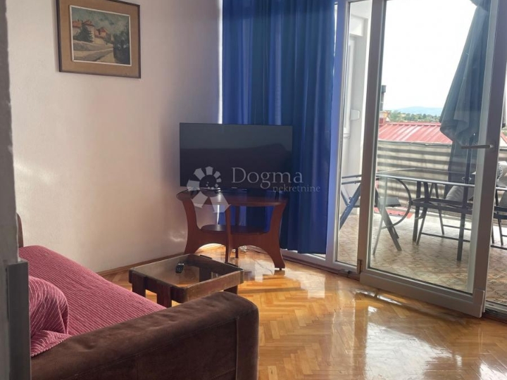 Senj, kuća s dva stana i okućnicom.