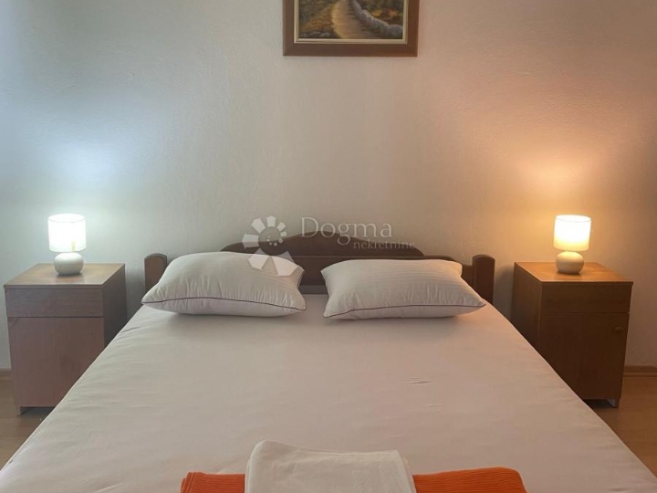 Senj, kuća s dva stana i okućnicom.