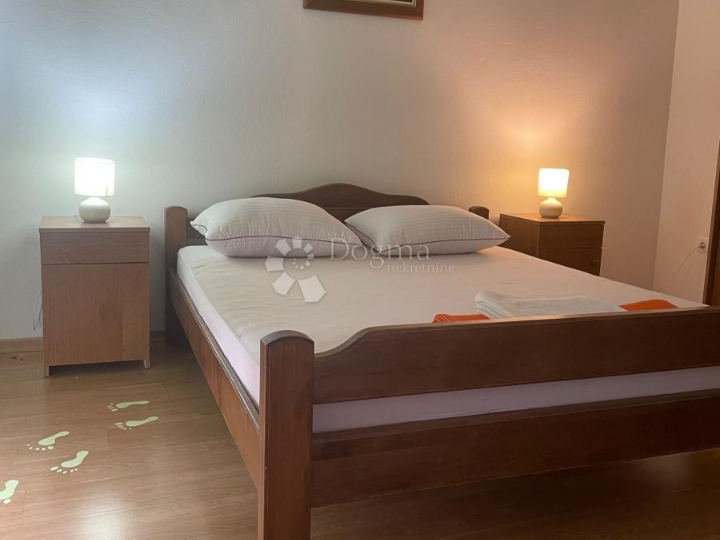 Senj, kuća s dva stana i okućnicom.