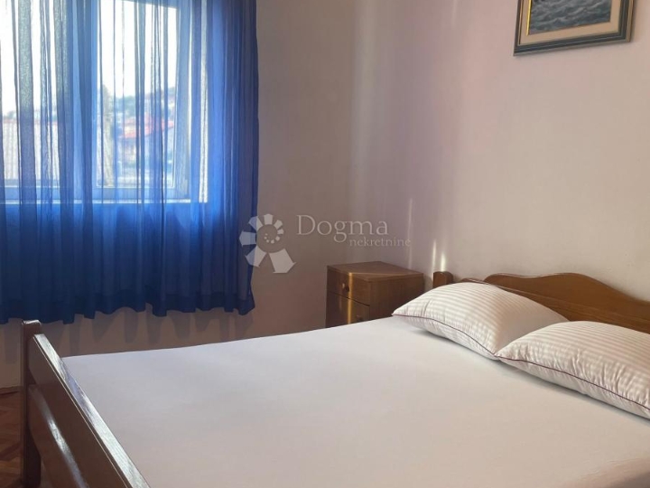 Senj, kuća s dva stana i okućnicom.