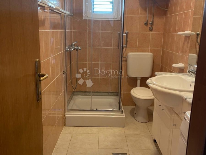 Senj, kuća s dva stana i okućnicom.