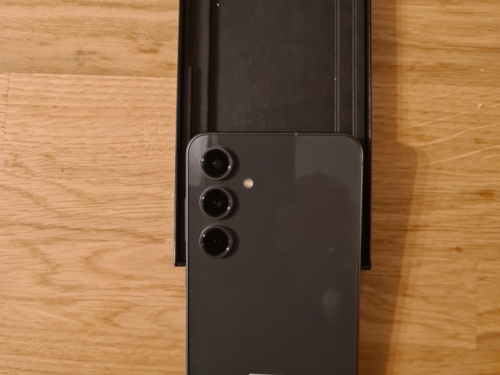 Prodajem Samsung S24 FE