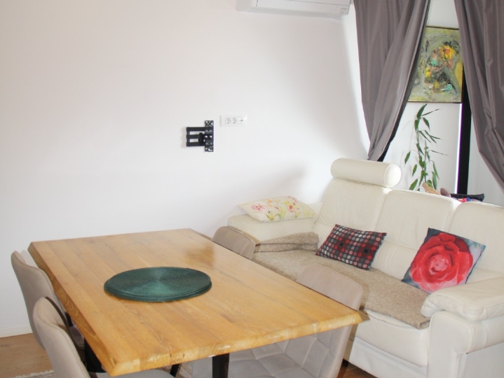 Iznajmljujem prostrani studio