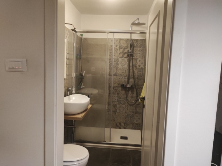 Iznajmljujem prostrani studio