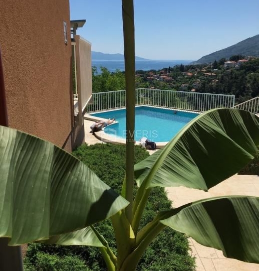 Opatija okolica, Ika, stan s garažom i bazenom