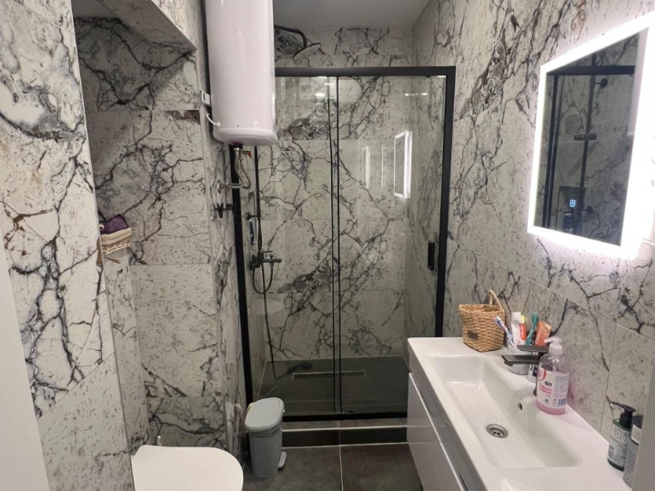 Centar grada, garsonijera