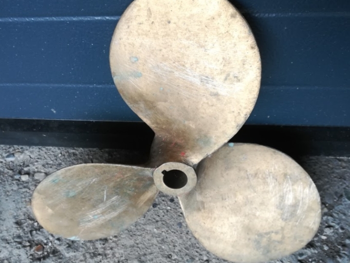 Brodska propela fi 400