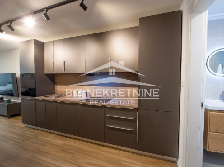 Centar - stan sa dva app - korak do Korza