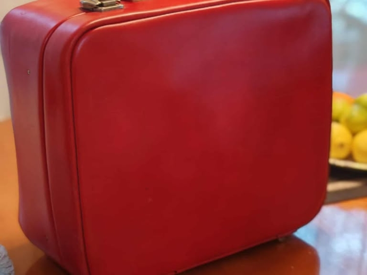 Retro crveni kofer