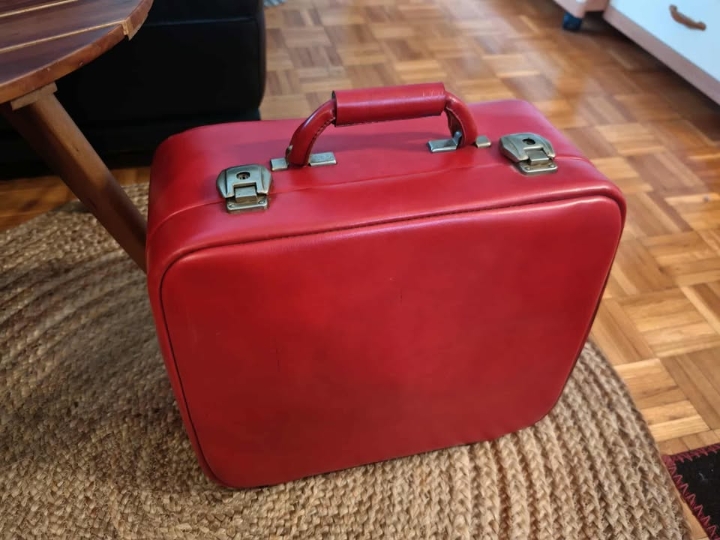 Retro crveni kofer