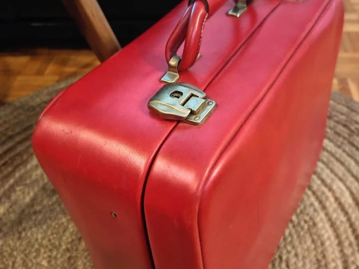 Retro crveni kofer