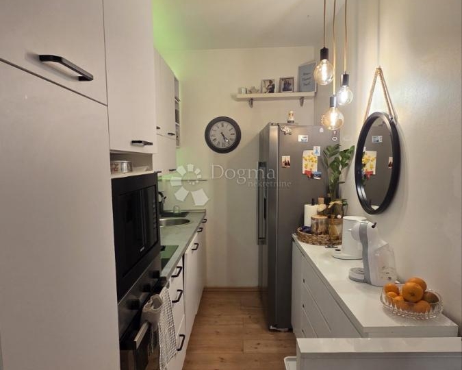 Moderna etaža na Drenovi