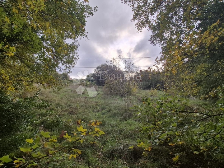 Građevinsko 574 m2 + poljop. 10325 m2 u Valturi