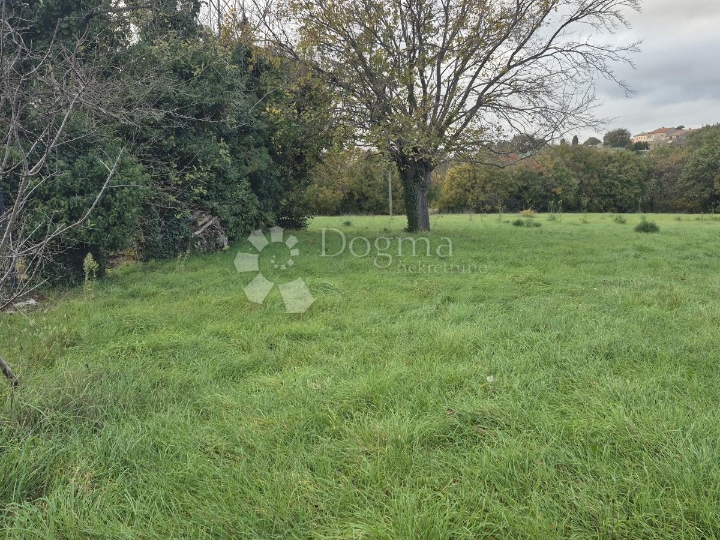 Građevinsko 574 m2 + poljop. 10325 m2 u Valturi