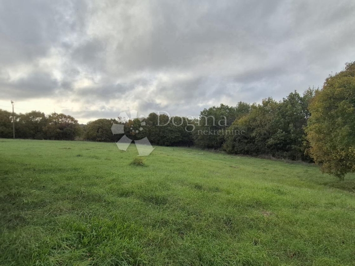 Građevinsko 574 m2 + poljop. 10325 m2 u Valturi