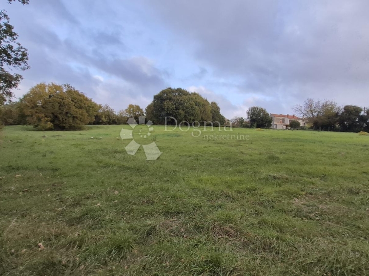 Građevinsko 574 m2 + poljop. 10325 m2 u Valturi