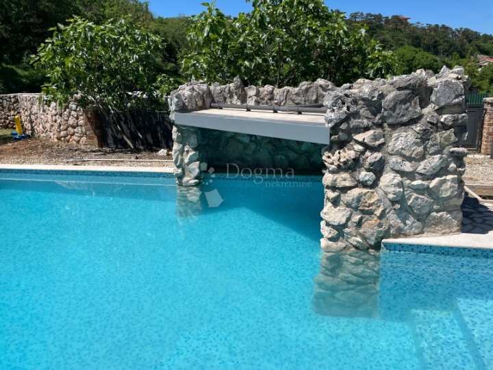 Kuća s bazenom, okružena zelenilom