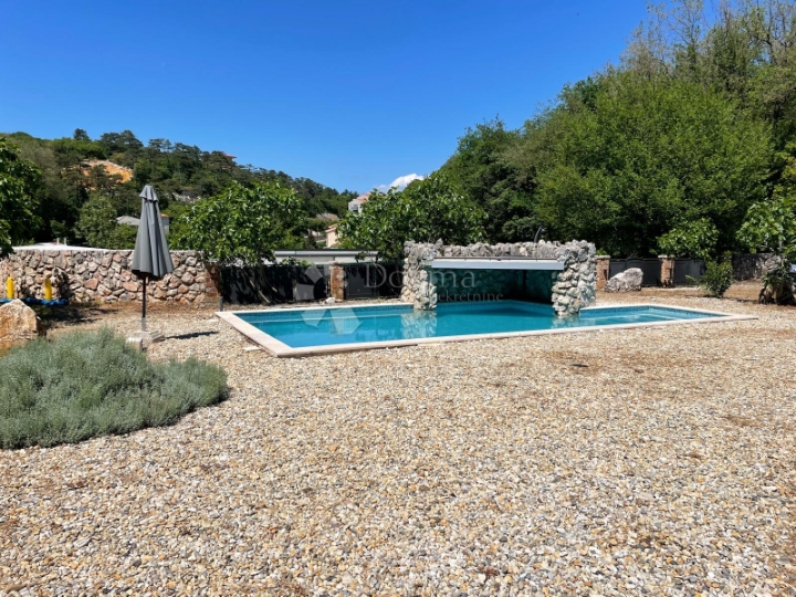 Kuća s bazenom, okružena zelenilom