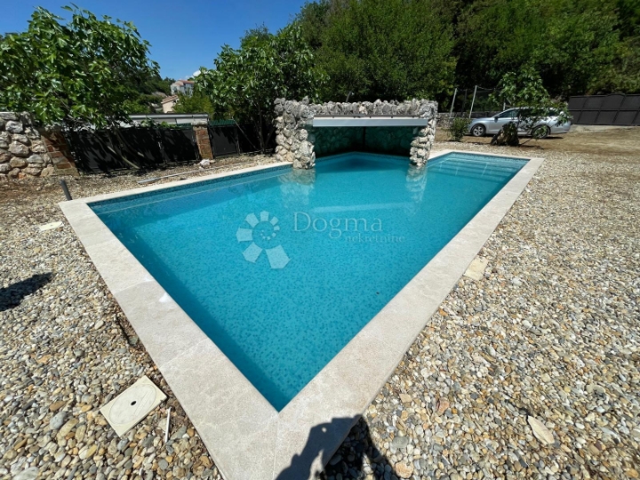 Kuća s bazenom, okružena zelenilom