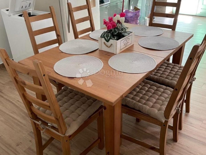 Kuća s bazenom, okružena zelenilom