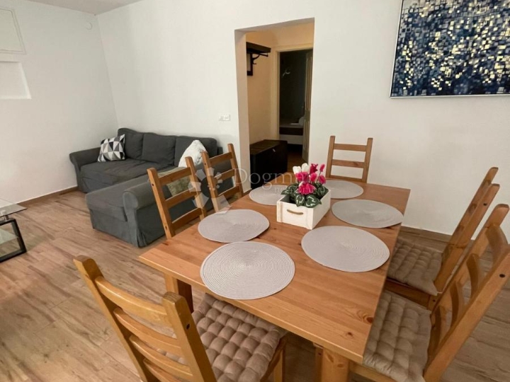 Kuća s bazenom, okružena zelenilom