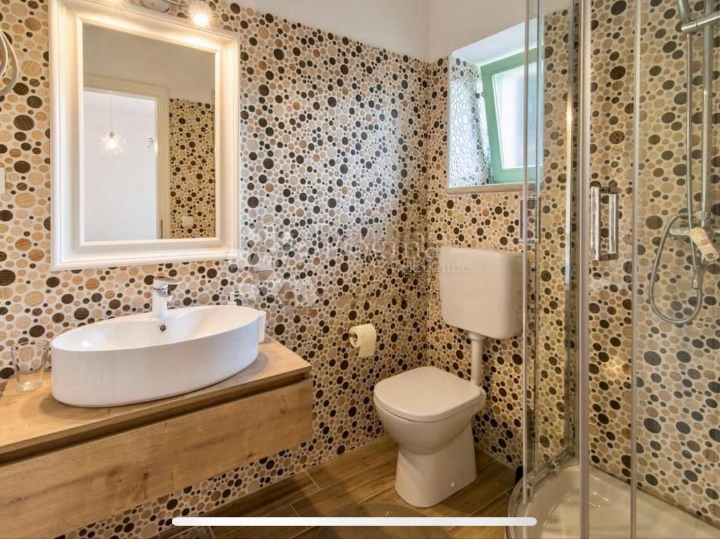 Kuća s bazenom, okružena zelenilom