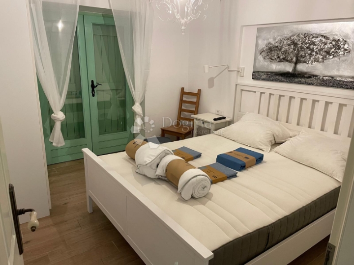 Kuća s bazenom, okružena zelenilom