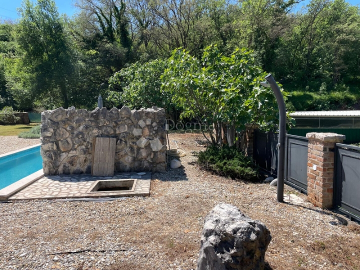 Kuća s bazenom, okružena zelenilom