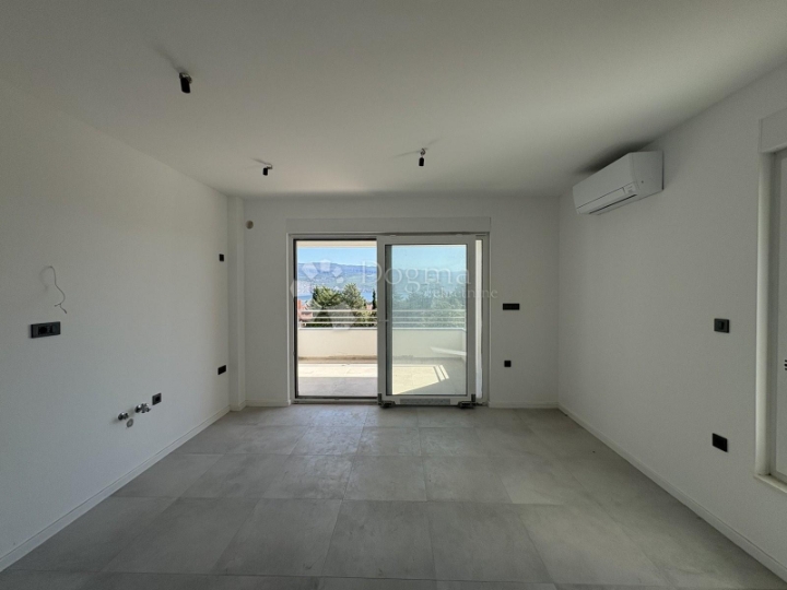 Novogradnja - apartman u prizemlju s okućnicom