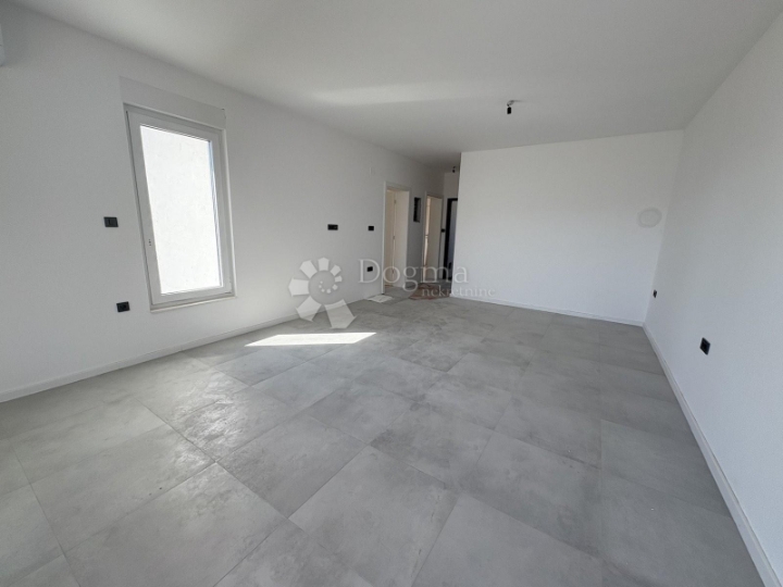 Novogradnja - apartman u prizemlju s okućnicom