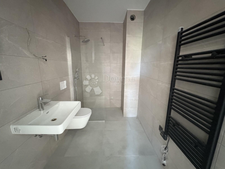 Novogradnja - apartman u prizemlju s okućnicom