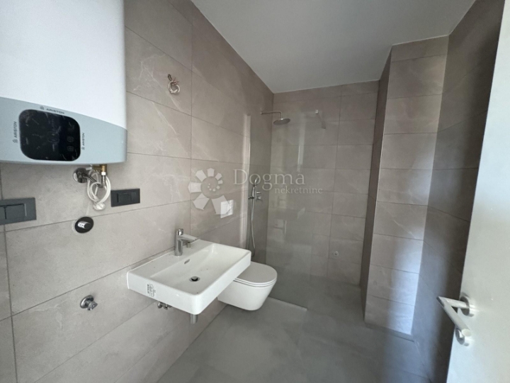 Novogradnja - apartman u prizemlju s okućnicom